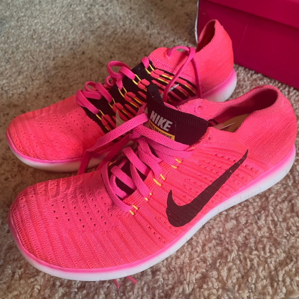 Women’s Nike flyknit hot pink size 9. Worn once